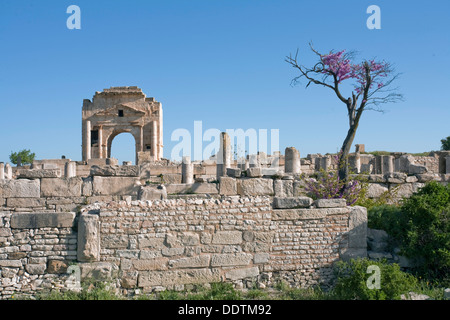 L'Arco di Traiano e la Basilica di Hildeguns, Mactaris, Tunisia. Artista: Samuel Magal Foto Stock