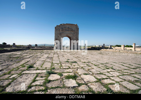 Il forum e l'Arco di Traiano a Mactaris, Tunisia. Artista: Samuel Magal Foto Stock