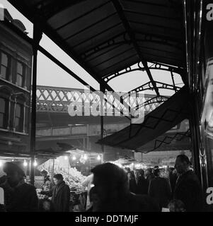 Strada del mercato di Electric Avenue, Brixton, Londra, 1962-1964. Artista: John Gay Foto Stock