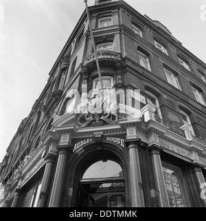 James Purdey & Sons Limited, fabbricanti di pistola, Londra, luglio 1980. Artista: John Gay Foto Stock