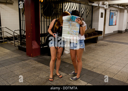 Naviagting con mappa, alla metropolitana, Manhattan, New York, Stati Uniti d'America Foto Stock