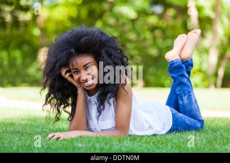 Outdoor ritratto di un adolescente sorridente ragazza nera - popolo africano Foto Stock