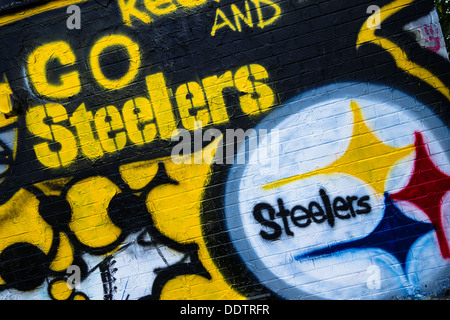 Mantenere la calma e andare Steelers dipinte in graffiti su un muro di mattoni Foto Stock