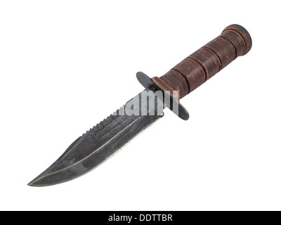 Rusty vecchio coltello da caccia con manico in pelle isolato con percorso di clipping. Foto Stock