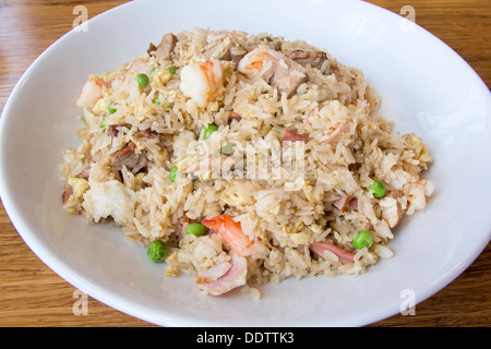 Yeung Chow riso fritto con carne di maiale alla brace gamberetti piselli verdi lo scalogno e le uova Foto Stock