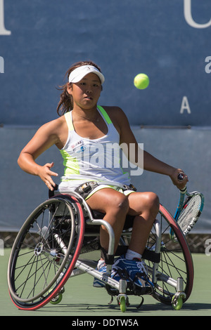Yui Kamiji (JPN) concorrenti in carrozzella Singolare femminile - semifinali al 2013 US Open Tennis Championships. Foto Stock