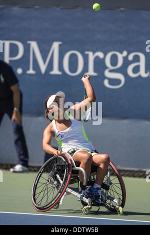 Yui Kamiji (JPN) concorrenti in carrozzella Singolare femminile - semifinali al 2013 US Open Tennis Championships. Foto Stock