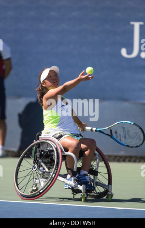 Yui Kamiji (JPN) concorrenti in carrozzella Singolare femminile - semifinali al 2013 US Open Tennis Championships. Foto Stock