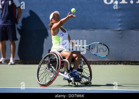 Yui Kamiji (JPN) concorrenti in carrozzella Singolare femminile - semifinali al 2013 US Open Tennis Championships. Foto Stock