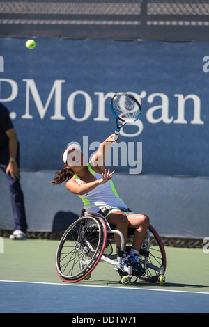 Yui Kamiji (JPN) concorrenti in carrozzella Singolare femminile - semifinali al 2013 US Open Tennis Championships. Foto Stock
