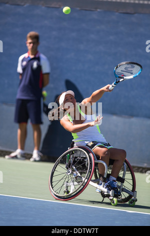 Yui Kamiji (JPN) concorrenti in carrozzella Singolare femminile - semifinali al 2013 US Open Tennis Championships. Foto Stock