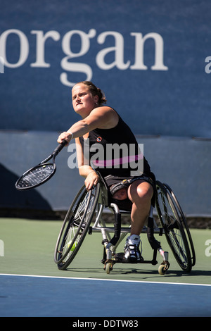 Aniek Van Koot (NED) concorrenti in carrozzella Singolare femminile - semifinali al 2013 US Open Tennis Championships. Foto Stock