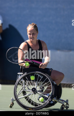 Aniek Van Koot (NED) concorrenti in carrozzella Singolare femminile - semifinali al 2013 US Open Tennis Championships. Foto Stock