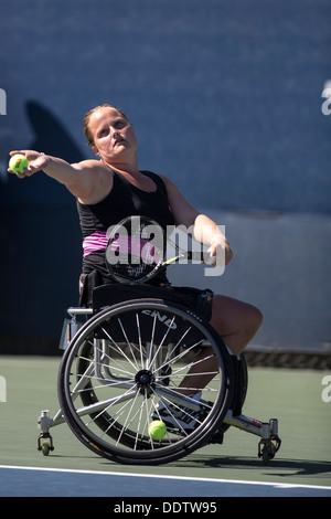 Aniek Van Koot (NED) concorrenti in carrozzella Singolare femminile - semifinali al 2013 US Open Tennis Championships. Foto Stock