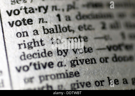 La parola "voto" come si vede nel dizionario in bianco e nero. Foto Stock