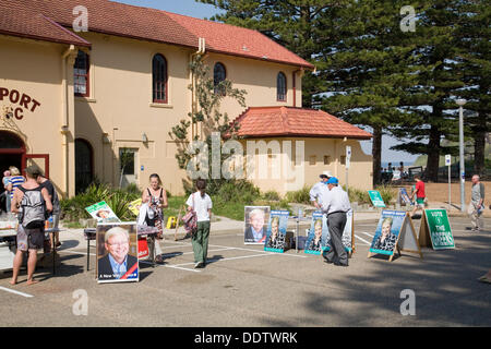 Nuovo Galles del Sud, Australia. 7th settembre 2013. Elezioni federali australiane, Australiani votanti il sabato 7th settembre 2013 a Newport Beach Surf Life Saving Club sulle spiagge settentrionali di Sydney, gli assistenti hanno preparato un barbecue fuori dal surf club, Newport Beach, New South Wales, Australia Credit: martin berry/Alamy Live News Foto Stock