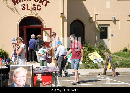 Nuovo Galles del Sud, Australia. 7th settembre 2013. Elezioni federali australiane, Australiani votanti il sabato 7th settembre 2013 a Newport Beach Surf Life Saving Club sulle spiagge settentrionali di Sydney, gli assistenti hanno preparato un barbecue fuori dal surf club, Newport Beach, New South Wales, Australia Credit: martin berry/Alamy Live News Foto Stock