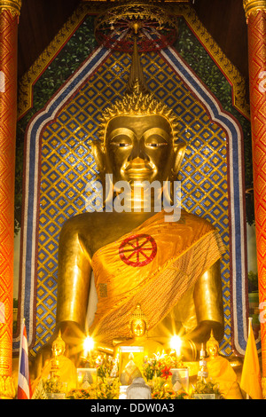 Grande statua del Buddha in Ubosot , Wat Chomphu Chiangmai Thailandia Foto Stock