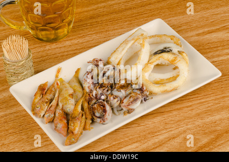 Un assortimento di piccoli pesci fritti, un tradizionale spagnolo tapa Foto Stock