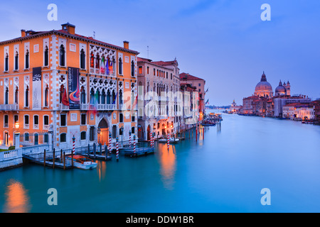 Tramonto a Venezia dal ponte dell'Accademia con la vista sul Canal Grande Foto Stock