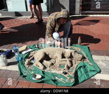 La scultura di sabbia di cane in Grafton Street Dublino Irlanda Foto Stock