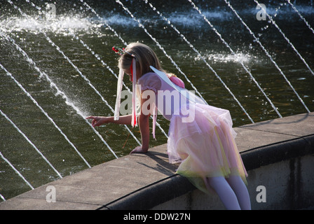 Ragazza giovane dall'acqua in corrispondenza di 2009 Fiera Fantasy Arcen Paesi Bassi Foto Stock