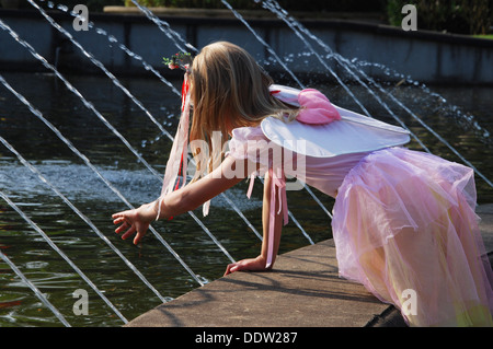 Ragazza giovane dall'acqua in corrispondenza di 2009 Fiera Fantasy Arcen Paesi Bassi Foto Stock