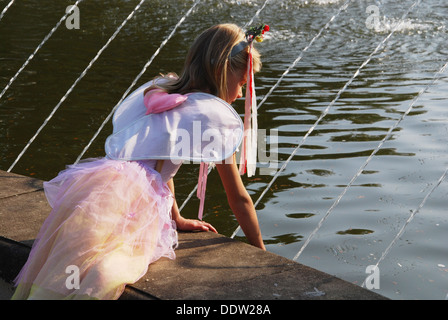 Ragazza giovane dall'acqua in corrispondenza di 2009 Fiera Fantasy Arcen Paesi Bassi Foto Stock