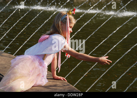 Ragazza giovane dall'acqua in corrispondenza di 2009 Fiera Fantasy Arcen Paesi Bassi Foto Stock