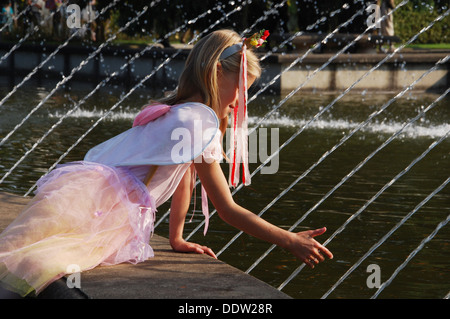 Ragazza giovane dall'acqua in corrispondenza di 2009 Fiera Fantasy Arcen Paesi Bassi Foto Stock