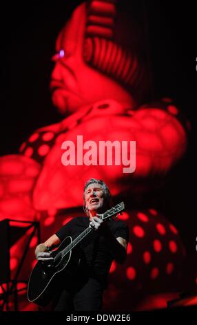 Duesseldorf, Germania. 06 Sep, 2013. Cantante britannico Roger Waters sorge sul palco durante il suo "Muro" tour presso la Esprit Arena a Duesseldorf in Germania, 06 settembre 2013. Il co-fondatore del gruppo rock Pink Floyd festeggia il suo settantesimo compleanno il 06 settembre. Foto: HENNING KAISER Credito: dpa picture alliance/Alamy Live News Foto Stock