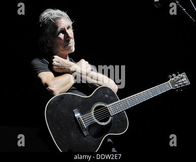 Duesseldorf, Germania. 06 Sep, 2013. Cantante britannico Roger Waters sorge sul palco durante il suo "Muro" tour presso la Esprit Arena a Duesseldorf in Germania, 06 settembre 2013. Il co-fondatore del gruppo rock Pink Floyd festeggia il suo settantesimo compleanno il 06 settembre. Foto: HENNING KAISER Credito: dpa picture alliance/Alamy Live News Foto Stock