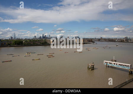 Londra, UK, 7 Settembre 2013: i rematori di competere nell'annuale Thames di Fiume grande gara. Più di 300 equipaggi stanno prendendo parte all'annuale 21-Mile river marathon da Docklands di Londra al prosciutto in Surrey. Credito: Sarah Peters/Alamy Live News Foto Stock