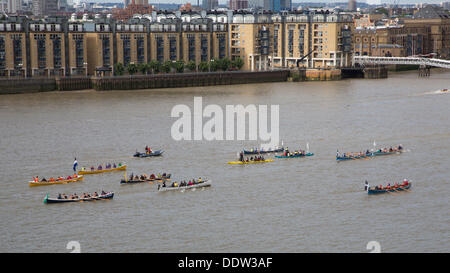 Londra, UK, 7 Settembre 2013: multi-colore di imbarcazioni a remi competere nel Tamigi annuale grande fiume gara. Più di 300 equipaggi stanno prendendo parte all'annuale 21-Mile river marathon da Docklands di Londra al prosciutto in Surrey. Credito: Sarah Peters/Alamy Live News Foto Stock