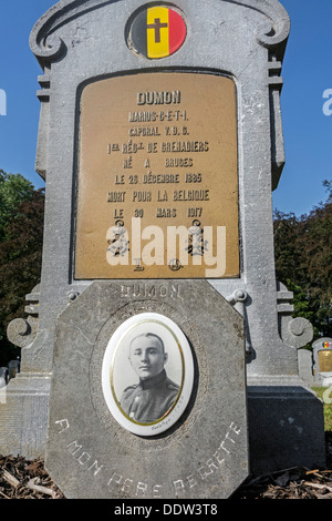 Prima guerra mondiale una tomba con foto dei caduti WW1 soldato al belga cimitero militare di Houthulst, Fiandre Occidentali, Belgio Foto Stock