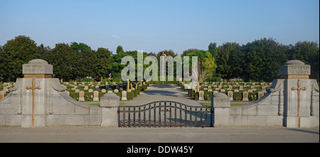 Prima guerra mondiale uno tombe dei caduti della prima guerra mondiale i soldati al belga cimitero militare di Ramskapelle, Fiandre Occidentali, Belgio Foto Stock