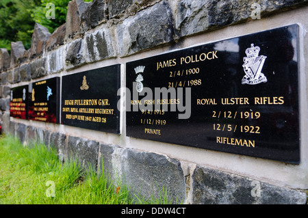 Le placche sulla parete di un Royal British Legion Giardino della Rimembranza in Randalstown, Irlanda del Nord Foto Stock
