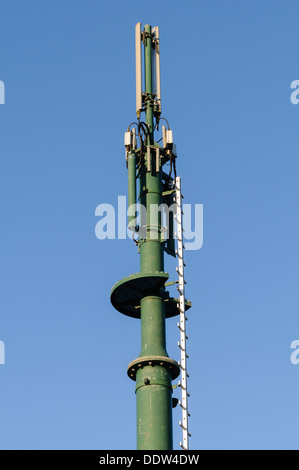 Di telefonia mobile cellulare montante e antenne Foto Stock