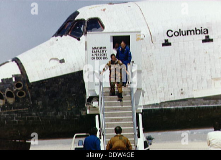 Lo Space Shuttle Columbia atterra con successo alla Edwards Air Force base per concludere la sua storica missione STS-1. I veicoli di servizio si avvicinano al veicolo spaziale per le valutazioni post-atterraggio e i controlli di sicurezza. Foto Stock