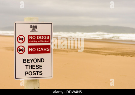 Segno su una spiaggia di avvertimento che no cani o automobili sono consentiti al di là di questo punto. Foto Stock