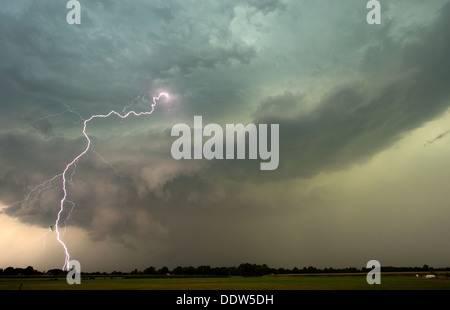 Tuoni e fulmini alla fine di un caldo e moistly giorno nei Paesi Bassi Foto Stock