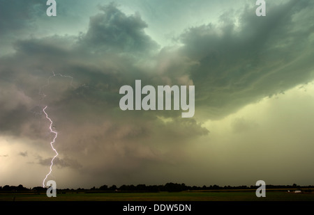 Tuoni e fulmini alla fine di un caldo e moistly giorno nei Paesi Bassi Foto Stock