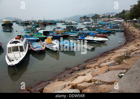 Barche da pesca nel porto di Cheung Chau isola vicino a Hong Kong. Foto Stock