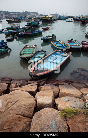 Barche da pesca nel porto di Cheung Chau isola vicino a Hong Kong. Foto Stock