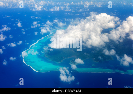 Vista di Raiatea dall'aria con le nuvole. Polinesia francese Foto Stock