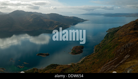 Loch Hourn e le colline di Knoydart da Beinn Sgritheall, regione delle Highlands, Scotland, Regno Unito Foto Stock