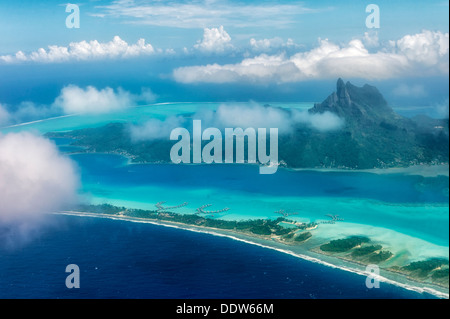 Vista di Bora Bora dall'aria con bungalow sull'acqua e il Monte Otemanu. Polinesia francese Foto Stock