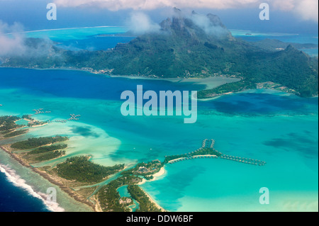 Vista di Bora Bora dall'aria con bungalow sull'acqua e il Monte Otemanu. Polinesia francese Foto Stock