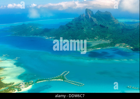 Vista di Bora Bora dall'aria con bungalow sull'acqua e il Monte Otemanu. Polinesia francese Foto Stock