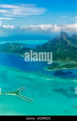 Vista di Bora Bora dall'aria con bungalow sull'acqua e il Monte Otemanu. Polinesia francese Foto Stock